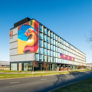 https://citizenm-hotel-amsterdam-airport.amsterdamhotelsnl.com